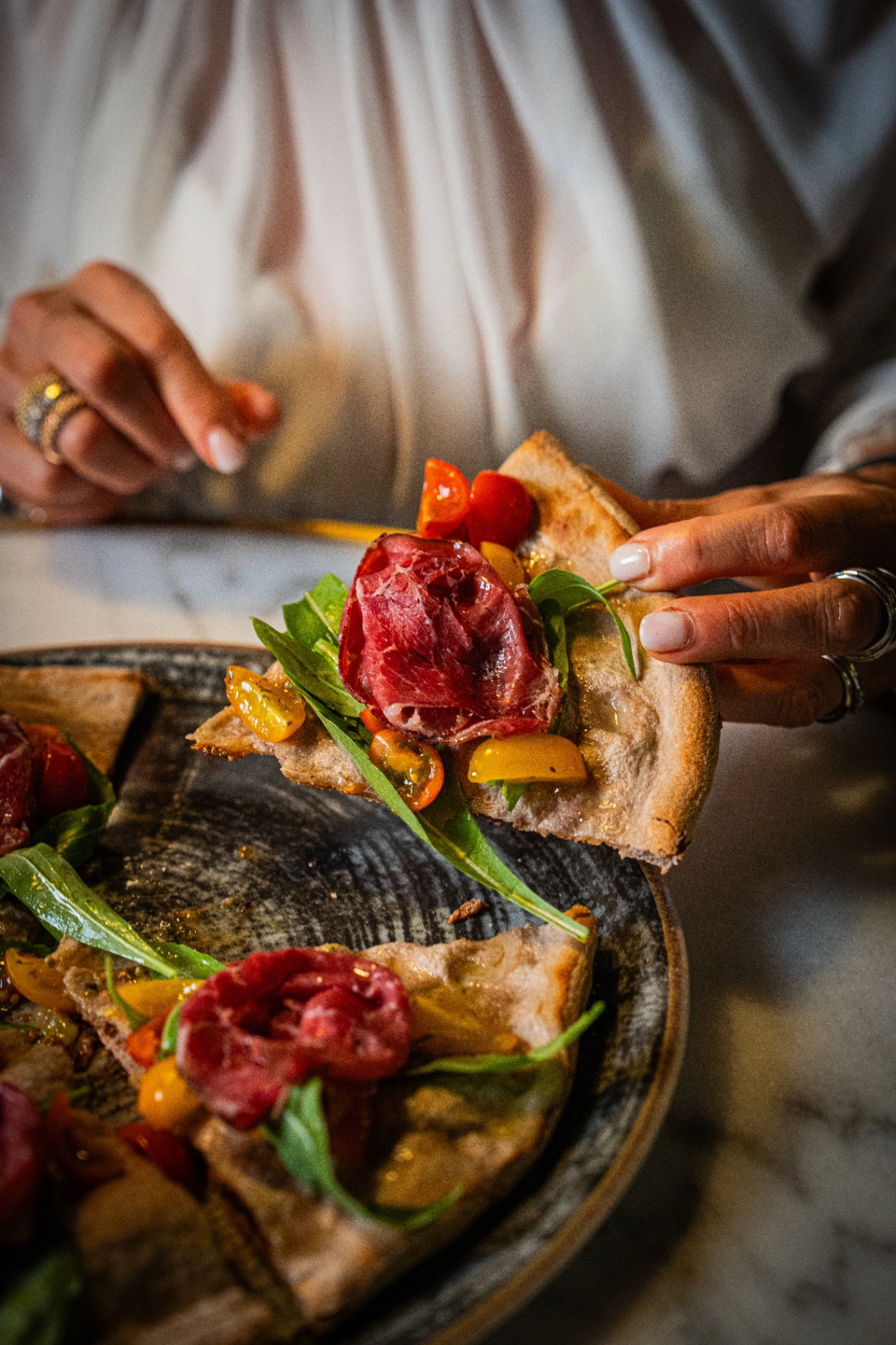 Pizza GB con bresaola e pomodorini