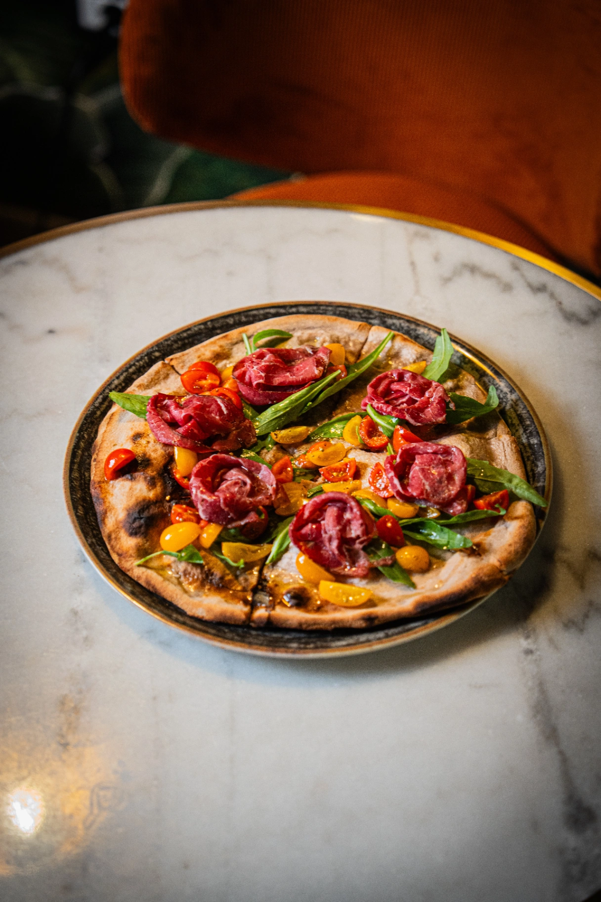 Pizza GB con bresaola, rucola e pomodorini